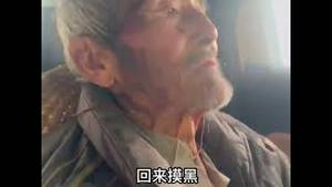 中国农村九旬大爷拄拐杖步行十几里领养老金，带萝卜充饥，看了让人心疼。