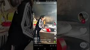 中配小薇回到祖国过上了她心心念念的日子。