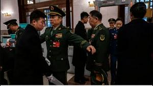 两会出事了！军方代表遭特务搜身。惊爆习要收拾王沪宁？王太狡猾，竟然当场向习鞠躬！习表情气呼呼。王秘密传纸条，涉一女人。李强拒读一句话。两个茶杯显眼，药不能停