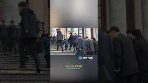 两会首日代表们被黑衣人监控满面愁容，毫无喜庆感！