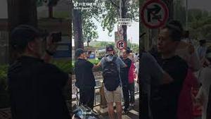 老外在北京拍军车遭两黑衣人围攻！A foreigner was attacked by two men iwhile taking photos of a military vehicle