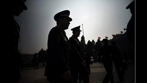 兵变在即？急忙把张又侠家属迁离北京。胡春华消息变404。政治局会议成秘密会议，遮掩谁在谁不在。突又借军报发文痛批张刘，一字泄露官兵对抗情绪。四字暗语重现。三句口号复活