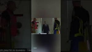 法国总统马克龙被老婆家暴，全球疯传！