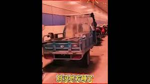 上海的桥洞下住满了外卖小哥，底层的生活状况越来越差了。